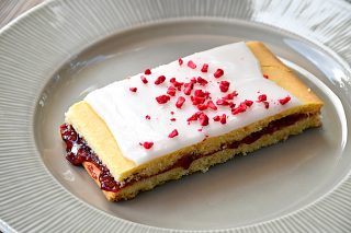 Hindbærsnitter er klassiske kager, der laves med to lag mørdej og hindbærmarmelade i midten. Pyntes med glasur, og så har du den lækreste hindbærsnitte. Foto: Holger Rørby Madsen, Madensverden.dk.