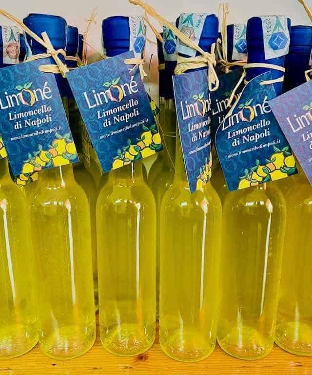 Rejser du i Syditalien finder du deres populære citronlikør Limoncella alle steder. Men du kan faktisk lave den selv, hvis du savner sydens sol. Foto: Charlotte Mithril / madensverden.dk