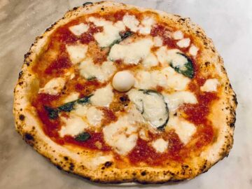 Kan du ikke lige tage til Napoli, så lad Napoli komme til dig. Følg denne napolitansk pizza opskrift og smag én af verdens bedste pizzaer hjemme. Foto: Charlotte Mithril