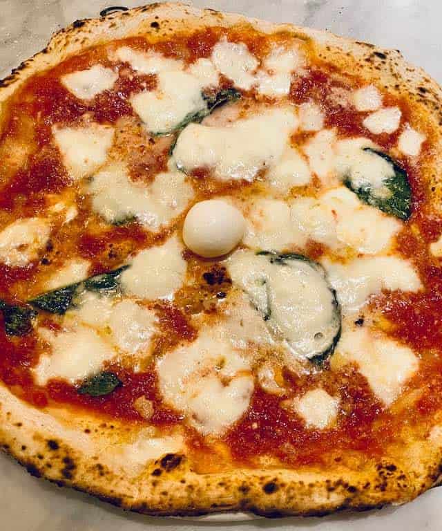 Kan du ikke lige tage til Napoli, så lad Napoli komme til dig. Følg denne napolitansk pizza opskrift og smag én af verdens bedste pizzaer hjemme. Foto: Charlotte Mithril