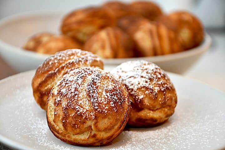 serveringsforslag til æbleskiver med flormelis