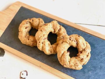 I Napoli findes den lokale snack Tarallo alle steder. Den er sprød og smager salt og let pebret - og spises som en perfekt ledsager til øl, vin eller drinks. Foto: Charlotte Mithril.