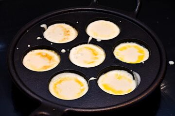 bagning af æbleskiver i æbleskivepande