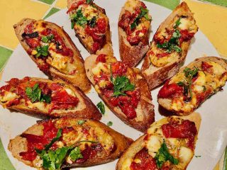 Kan du lige gedeost, skal du prøve disse lækre bruschetta med gedeost. Her er de lavet med rosmarin og en dusk persille på toppen, men de kan krydres som du ønsker. Foto: Charlotte Mithril