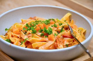 billederesultat for pasta i tomatfløde