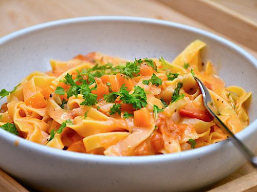 billederesultat for pasta i tomatfløde