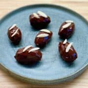 Daddelkonfekt med marcipan, mandler og overtrukket med chokolade er perfekte til jul, men kan spises året rundt som et sundere alternativ til eksempelvis slik. Foto: Charlotte Mithril