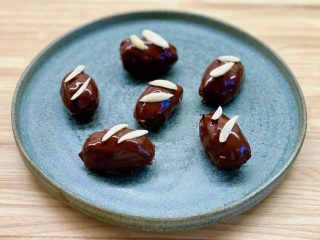 Daddelkonfekt med marcipan, mandler og overtrukket med chokolade er perfekte til jul, men kan spises året rundt som et sundere alternativ til eksempelvis slik. Foto: Charlotte Mithril