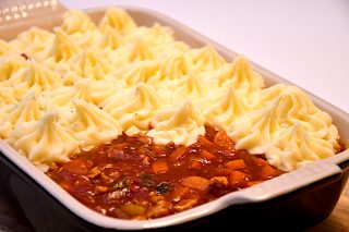 billederesultat for Ellas kødsovs med kartoffelmos i fad