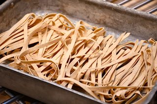 fuldkorns fettucine frisk pasta i fad