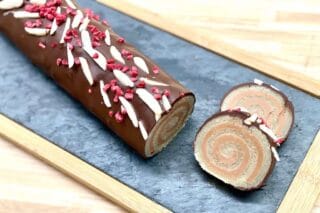 En hjemmelavet træstamme er utrolig nem at lave og smager skønt. Her er den pyntet med frysetørrede hindbær og hakkede mandler, der giver både smag og sprødhed. Foto: Charlotte Mithril