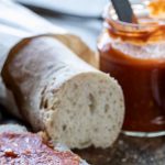 Pan Tumaca er en spansk tomat-hvidløgssauce, der smager fantastisk på brød og bruchetta. Her får du Syltedronningens variant, der er super nem at lave. Foto: Peter Bilde Fogh
