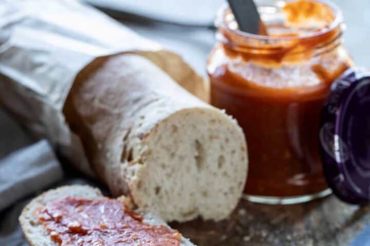 Pan Tumaca er en spansk tomat-hvidløgssauce, der smager fantastisk på brød og bruchetta. Her får du Syltedronningens variant, der er super nem at lave. Foto: Peter Bilde Fogh