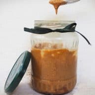 Hjemmelavet peanutbutter i glas