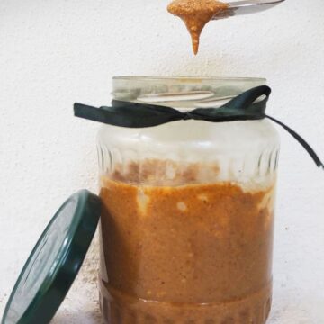 Hjemmelavet peanutbutter i glas