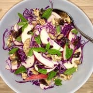 Denne friske og sunde rødkålssalat med æbler, søde dadler, sprøde valnødder, mynte og en lækker honning-dijondressing smager fantastisk og er sprængfyldt med sundhed. Foto: Charlotte Mithril