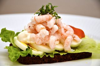 billederesultat for smørrebrød med æg og rejer