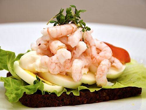 billederesultat for smørrebrød med æg og rejer