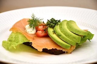billederesultat for smørrebrød med laks og avocado