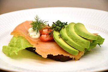 billederesultat for smørrebrød med laks og avocado