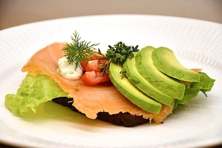 billederesultat for smørrebrød med laks og avocado