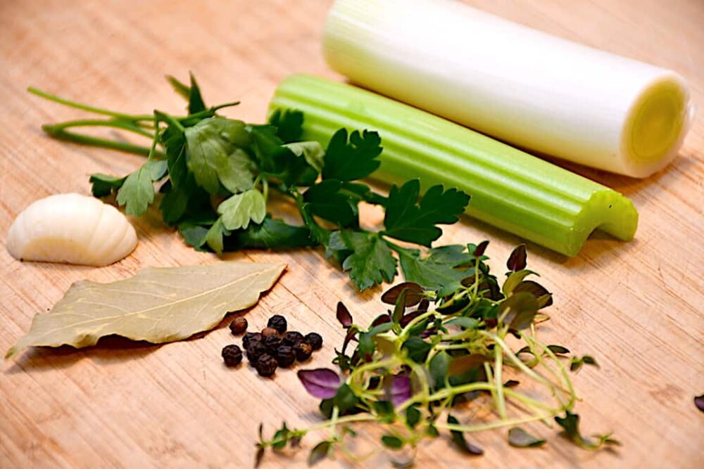 Langtidsstegt kylling i ovn med rosmarin og hvidløg Madens Verden