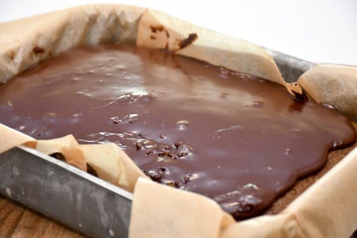 chokoladeglasur fordeles på den afkølede bladankage
