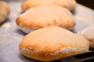hjemmebagte brød til pita med fyld
