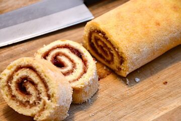 En lækker og hjemmebagt jordbærroulade, der ikke tager mange minutter at lave. Foto: Holger Rørby Madsen, Madensverden.dk.