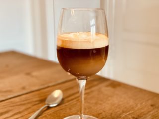 Bicerin et en italiensk varm kaffe-kakao drik med flødeskum på toppen. Server den i vinglas, så man kan se de tre lag og nyd den, når du har brug for lidt varme og forkælelse. Foto: Charlotte Mithril