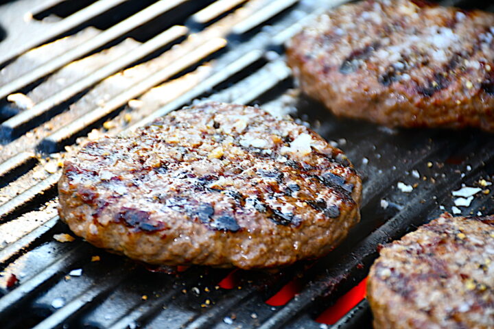 burgerbøffer grilles eller pandesteges