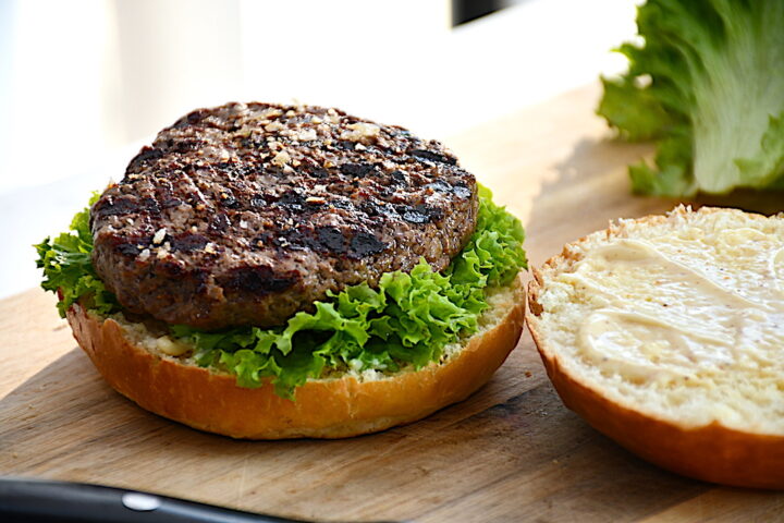 burgerbøffer lægges på salaten i burgeren