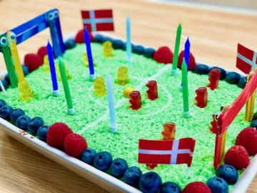 Glem alt om, at det skal se flot og perfekt ud og lad kreativiteten udfolde sig sammen med børnene, når du skal lave denne sjove og festlige fodboldkage. Foto: Charlotte Mithril