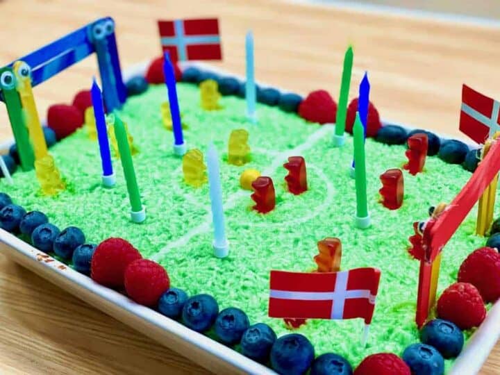 Glem alt om, at det skal se flot og perfekt ud og lad kreativiteten udfolde sig sammen med børnene, når du skal lave denne sjove og festlige fodboldkage. Foto: Charlotte Mithril
