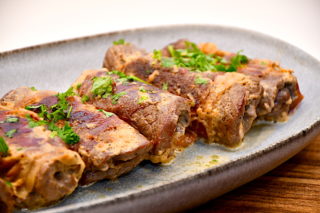 italienske kødruller med pesto og parmaskinke