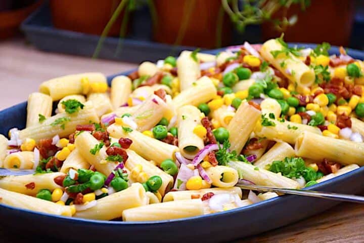 pastasalat med ærter og bacon