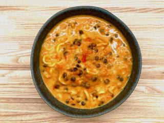 Denne lækre peberfrugtsuppe er sprængfuld af smag og har en lækker struktur fra linser og nudler. Og så er den tilmed sund! Foto: Charlotte Mithril
