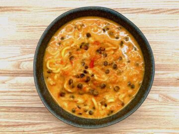 Denne lækre peberfrugtsuppe er sprængfuld af smag og har en lækker struktur fra linser og nudler. Og så er den tilmed sund! Foto: Charlotte Mithril