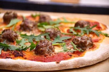 pizza med kødboller