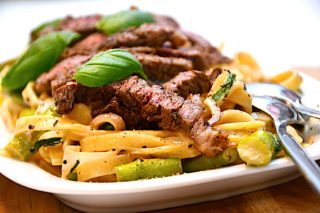 ribeye med pasta og asparges
