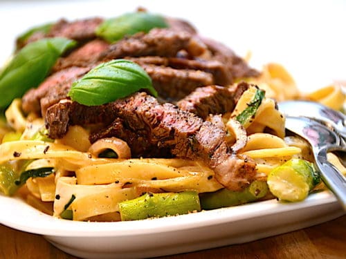 ribeye med pasta og asparges
