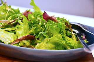 salat med olie og eddike dressing