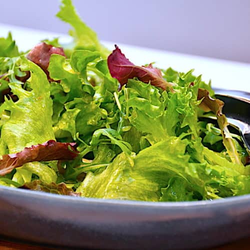 Salat med olie og eddike dressing (den nemme)