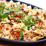 sommerfuglepasta med hakket kylling og tomater