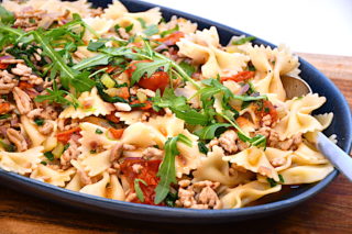 sommerfuglepasta med hakket kylling og tomater