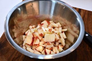 æble snittes i mindre tern og vendes i lidt citronsaft