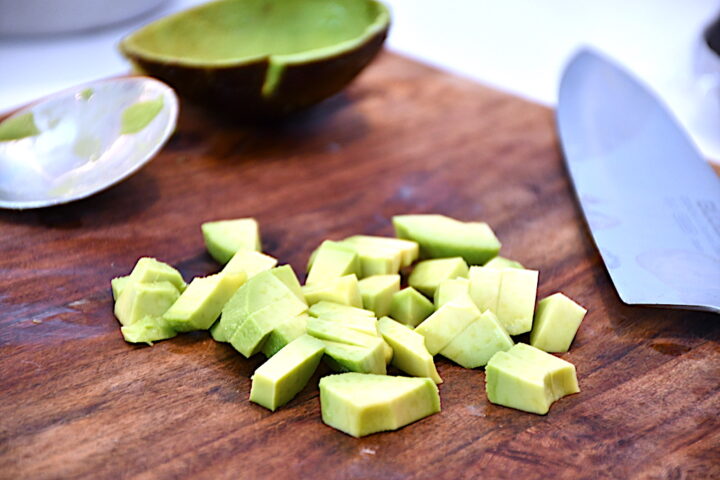 avocado skæres i mindre tern