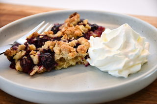 billede med blåbærcrumble kage
