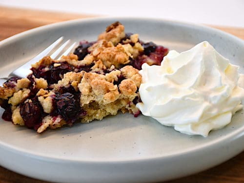 billede med blåbærcrumble kage