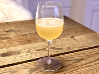 Du behøver ikke at have fancy cocktailglas eller en masse udstyr for at lave en lækker cocktail som denne klassiske daiquiri. Den kan sagtens serveres i et vinglas som her. Foto: Charlotte Mithril